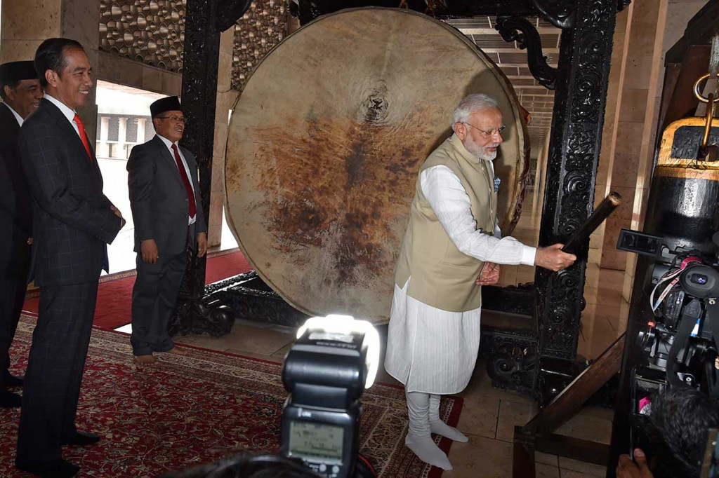 Pemukulan beduk itu dilakukan PM Modi saat meninjau masjid yang dibangun pada tahun 1951 didampingi oleh Presiden Joko Widodo.