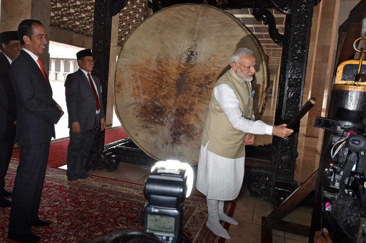 Pemukulan beduk itu dilakukan PM Modi saat meninjau masjid yang dibangun pada tahun 1951 didampingi oleh Presiden Joko Widodo.