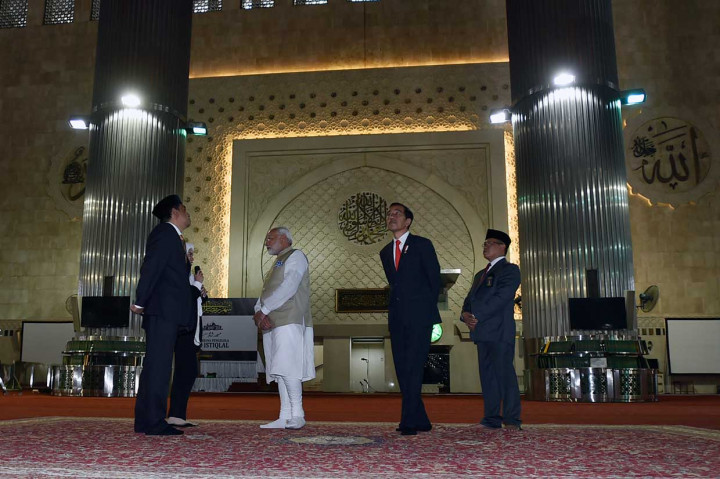 Usai memukul beduk, acara dilanjutkan dengan meninjau ruangan utama Masjid Istiqlal untuk melihat bagian kubah.