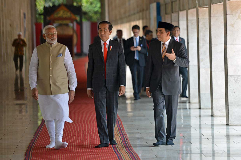 PM Modi bersama Presiden Jokowi tiba di masjid melalui Pintu VVIP Al Malik sekitar pukul 13.10 WIB usai meninjau Pameran Layang-Layang India-Indonesia di Lapangan Silang Monas, Jakarta. Kedua pemimpin itu berbincang hangat saat berjalan bersama di karpet yang digelar di selasar Masjid Istiqlal.