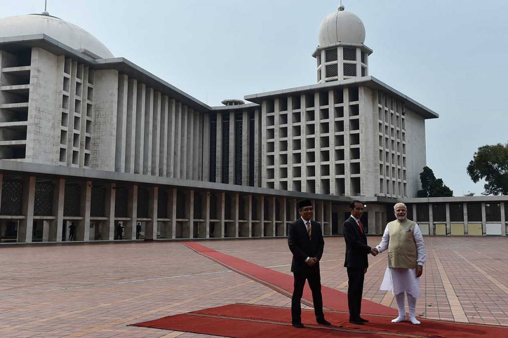 Presiden Jokowi (tengah) berjabat tangan dengan PM India Narendra Modi (kanan) disaksikan Wakil Ketua Badan Pelaksana Pengelola Masjid Istiqlal Bahrul Hayat.