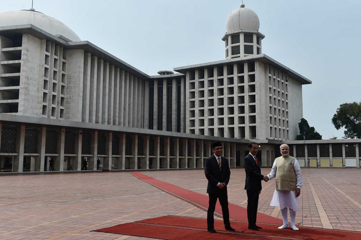 Presiden Jokowi (tengah) berjabat tangan dengan PM India Narendra Modi (kanan) disaksikan Wakil Ketua Badan Pelaksana Pengelola Masjid Istiqlal Bahrul Hayat.