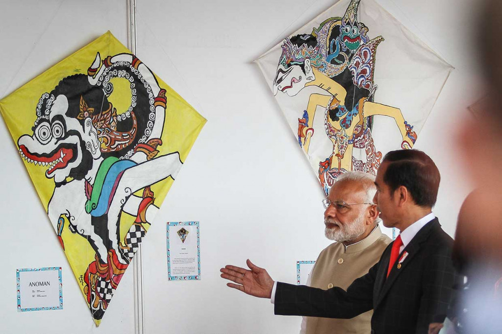 Sebelum mengunjungi Masjid Istiqlal, kedua Kepala Negara meninjau Pameran Layang-layang India-Indonesia di Lapangan Silang Monas. Pameran tersebut bertema 'Ramayana', di mana layang-layang yang dipamerkan berasal dari dua negara.