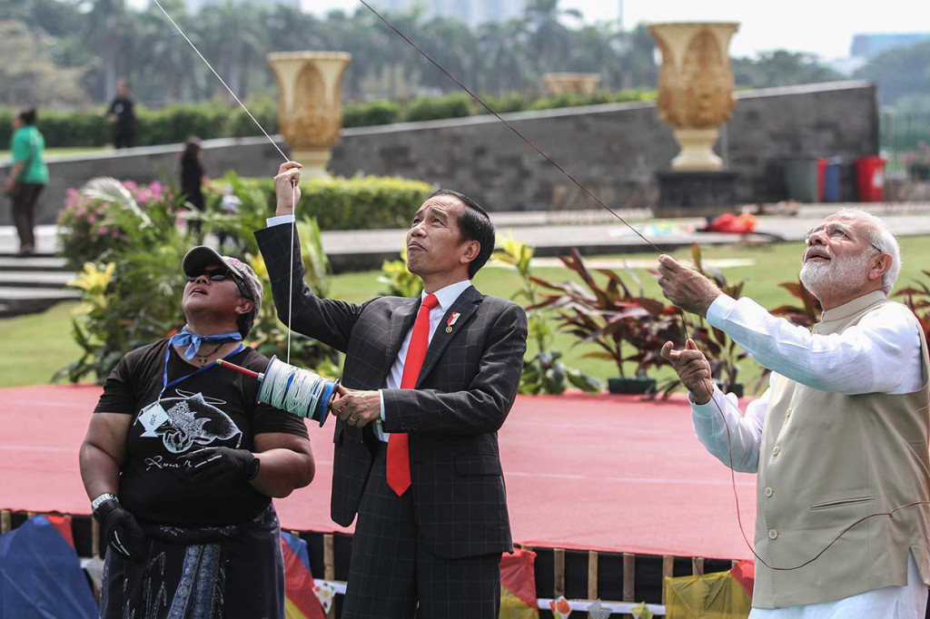 Jokowi kemudian mengajak Modi bermain layang-layang. Jokowi menerbangkan layangan bergambar bendera India, sementara Modi menerbangkan layangan bertuliskan 70 yang menandakan usia hubungan diplomatik kedua negara.