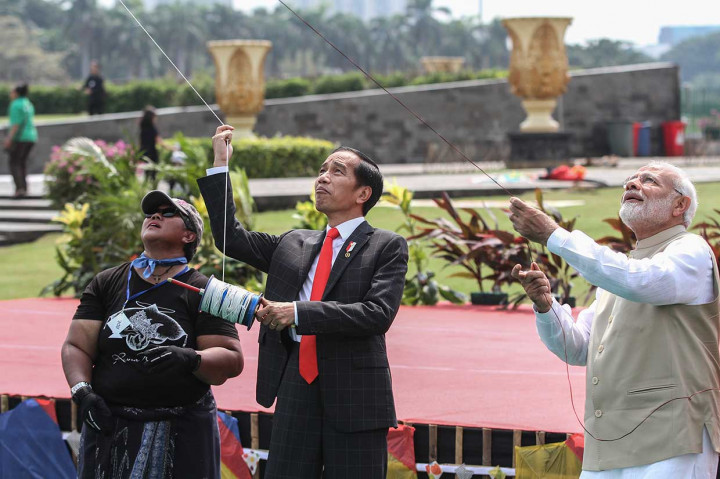 Jokowi kemudian mengajak Modi bermain layang-layang. Jokowi menerbangkan layangan bergambar bendera India, sementara Modi menerbangkan layangan bertuliskan 70 yang menandakan usia hubungan diplomatik kedua negara.