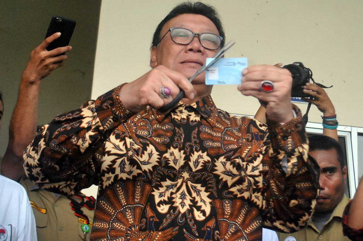 Mendagri Tjahjo Kumolo menggunting KTP-el yang rusak saat meninjau gudang penyimpanan aset Kementerian Dalam Negeri (Kemendagri) di jalan raya Parung, Kemang, Kabupaten Bogor, Jawa Barat, Rabu, 30 Mei 2018. Antara Foto/Arif Firmansyah