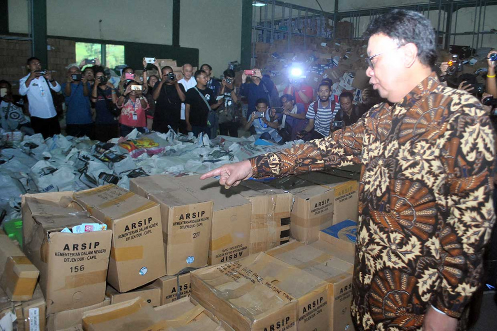 Mendagri berkomitmen bahwa KTP-el yang rusak atau invalid tidak akan disalahgunakan untuk kepentingan pemilihan umum, dan gudang penyimpanan Kemendagri tidak hanya terdapat KTP-el yang rusak, namun juga barang-barang inventaris pemerintah lainnya. Antara Foto/Arif Firmansyah