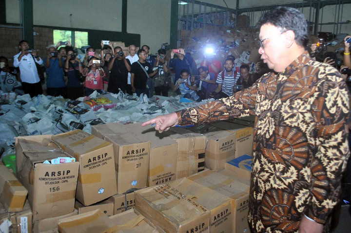 Mendagri berkomitmen bahwa KTP-el yang rusak atau invalid tidak akan disalahgunakan untuk kepentingan pemilihan umum, dan gudang penyimpanan Kemendagri tidak hanya terdapat KTP-el yang rusak, namun juga barang-barang inventaris pemerintah lainnya. Antara Foto/Arif Firmansyah