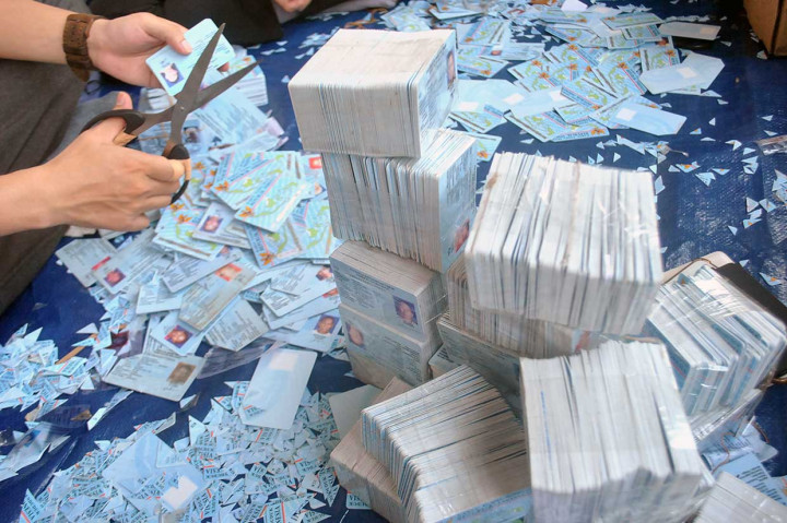 Sebanyak 805 ribu KTP-el yang rusak dan tidak terpakai dari seluruh daerah di Indonesia dimusnahkan dengan cara dipotong bagian sisi kanan atas agar tidak disalahgunakan untuk kepentingan tertentu. Antara Foto/Arif Firmansyah