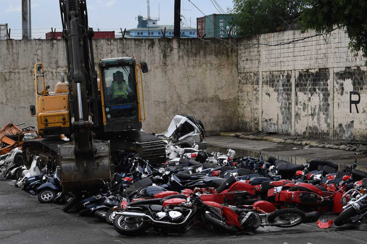 Sebanyak 122 kendaraan yang terdiri dari 116 sepeda motor dan enam mobil senilai 37,41 juta peso (sekitar Rp10 miliar) dihancurkan dengan cara dilindas alat berat. Kendaraan yang dihancurkan tersebut terdiri dari 122 vespa, motor BMW bekas, Harley Davidson, dua motor Triump, dan enam mobil mewah.