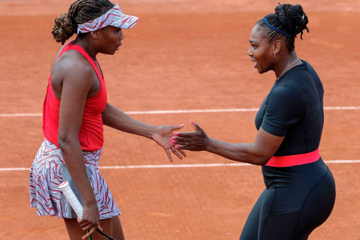 Serena Williams kembali mengenakan pakaian 'Black Panther'nya di Prancis Terbuka pada Rabu, 30 Mei 2018 waktu setempat, saat bersama kakaknya Venus mengalahkan ganda Jepang Shuko Aoyama dan Miyu Kato 4-6, 6-4, 6-1.