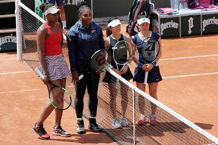 Dua bersaudara, yang menjadi juara pada 1999 dan 2010 tersebut, nampak sangat kontras saat berfoto bersama lawannya. Perbedaan tinggi kedua pasangan tersebut sangat mencolok. Venus dan Serena, masing-masing dengan tinggi 1.85m dan 1.75m, sementara Aoyama dan Kato, dengan tinggi 1.54m dan 1.57m.