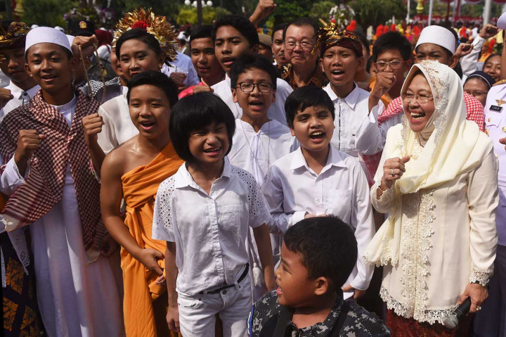 Wali Kota Surabaya Tri Rismaharini menyapa sejumlah anak yang mengikuti upacara hari jadi Kota Surabaya yang ke-725 di Taman Surya, Surabaya, Kamis, 31 Mei 2018. 