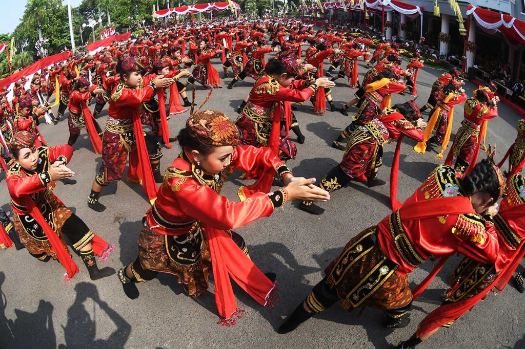 Acara dimeriahkan dengan 725 penari remo gabungan para pelajar SD se-Surabaya dari 112 sekolah yang tersebar di 31 Kecamatan. 
