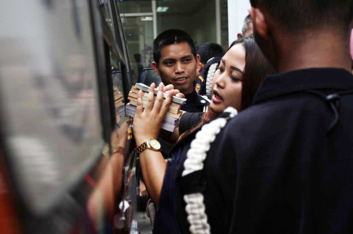 Karyawan Media Group menukar uang receh di mobil penukaran uang keliling di Kantor Media Group, Jakarta, Kamis, 31 Mei 2018. MI/Vicky Gustiawan