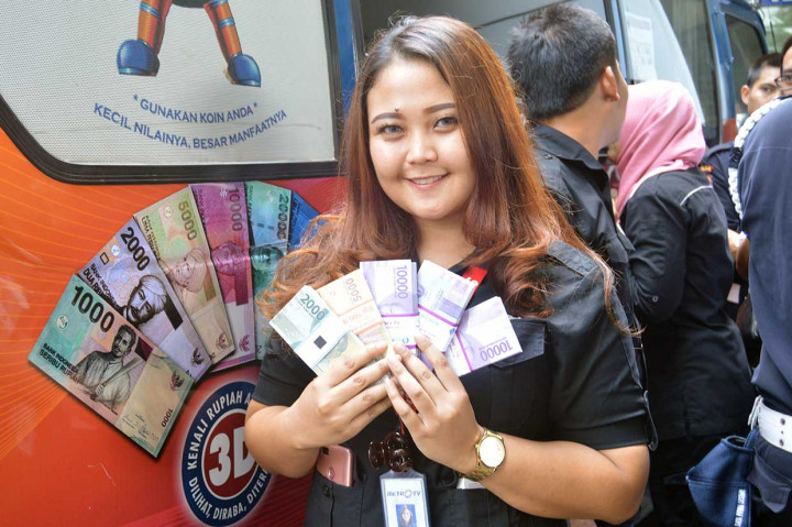 Penukaran uang receh tersebut untuk dibagikan kepada keluarga dan kerabat saat Idul Fitri. Medcom.id/Wijokongko