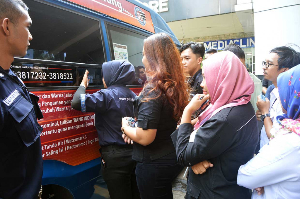 Antrean panjang karyawan Media Group yang ingin menukarkan uangnya dengan pecahan lebih kecil. Medcom.id/Wijokongko