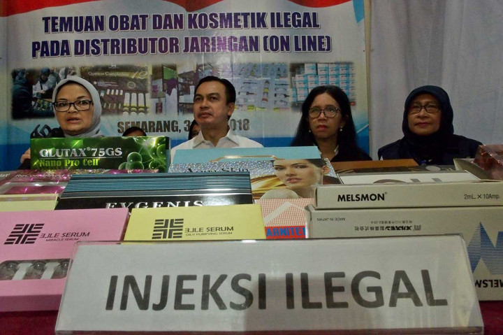 Kepala BPOM Penny K Lukito (kiri) didampingi Plh Deputi I BPOM Togi Hutajulu (kedua kanan), Kepala BPOM Semarang Endang Pudjiwati (kanan), dan Wadir Reskrimsus Polda Jateng AKBP Haryo Sugiharto, memberi penjelasan tentang kronologis pengungkapan kasus pendistribusian obat dan kosmetik ilegal, saat rilis kasus tersebut di Semarang, Jawa Tengah, Kamis, 31 Mei 2018.