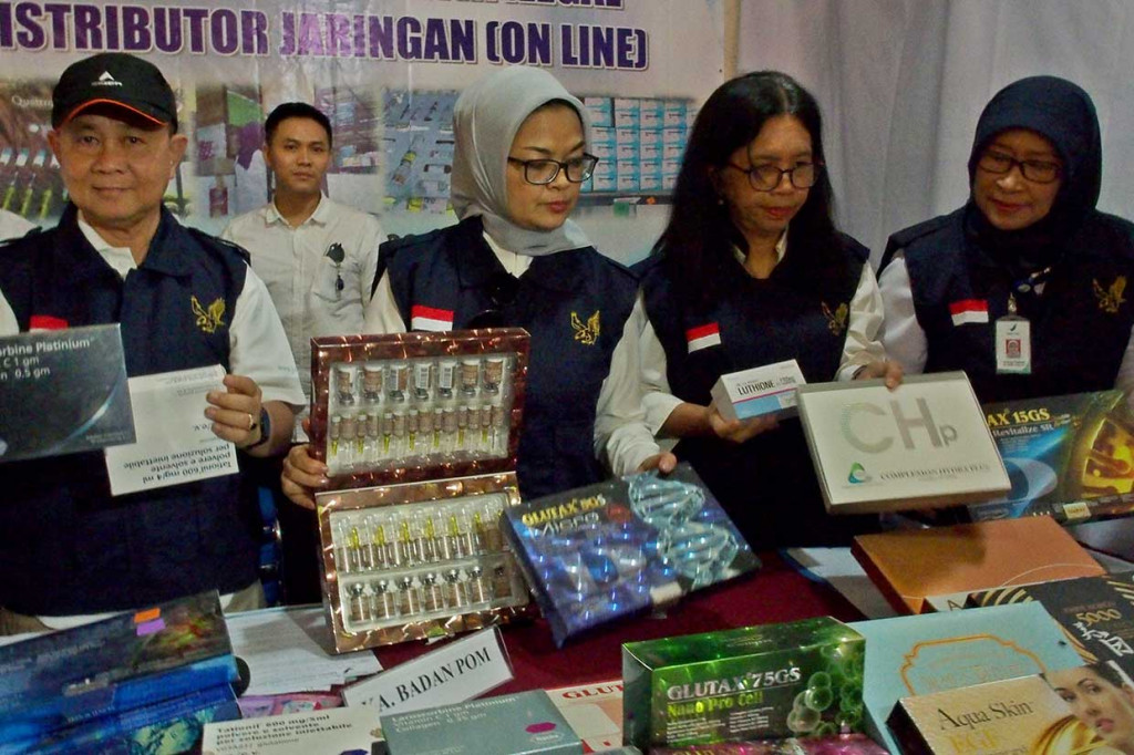 Dalam pengungkapan kasus tersebut petugas BPOM bersama BNNP Jateng dan Polda Jateng mengamankan satu orang tersangka, UA, dengan barang bukti 127.900 obat dan kosmetik ilegal yang diperkirakan senilai Rp3,5 miliar.