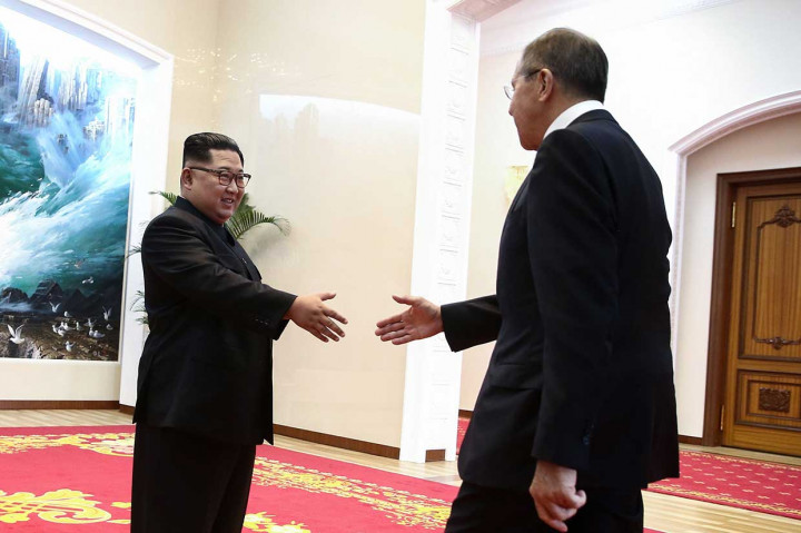 Pemimpin Korea Utara Kim Jong Un menyambut kedatangan Menteri Luar Negeri Rusia Sergei Lavrov di Pyongyang, Kamis, 31 Mei 2018.
