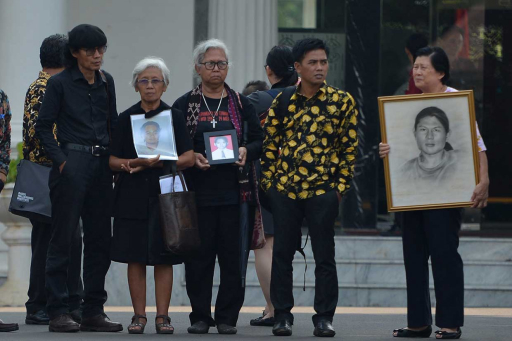 Presiden Jokowi memerintahkan Jaksa Agung HM Prasetyo untuk menyelesaikan kasus pelanggaran, seusai bertemu dengan para peserta aksi Kamisan. 