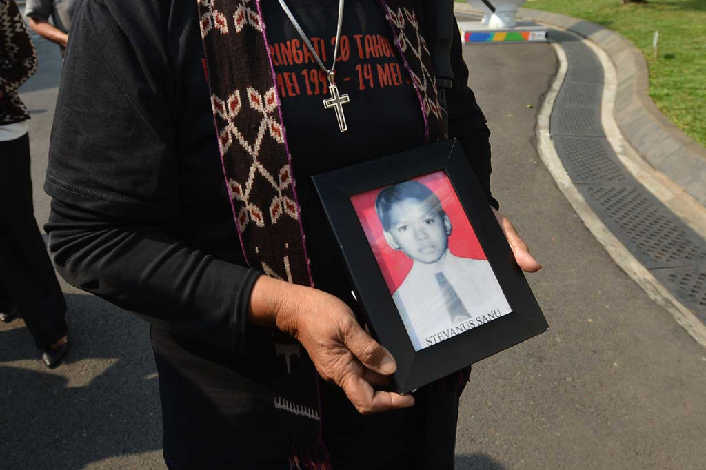 Aksi tersebut dilakukan di dekat taman aspirasi yang menghadap ke Istana Merdeka dengan membawa atribut payung hitam setiap Kamis pukul 16.00-17.00 WIB tanpa melakukan orasi dan lebih banyak diam, pada hari ini tepat sudah 540 kali Kamisan digelar.