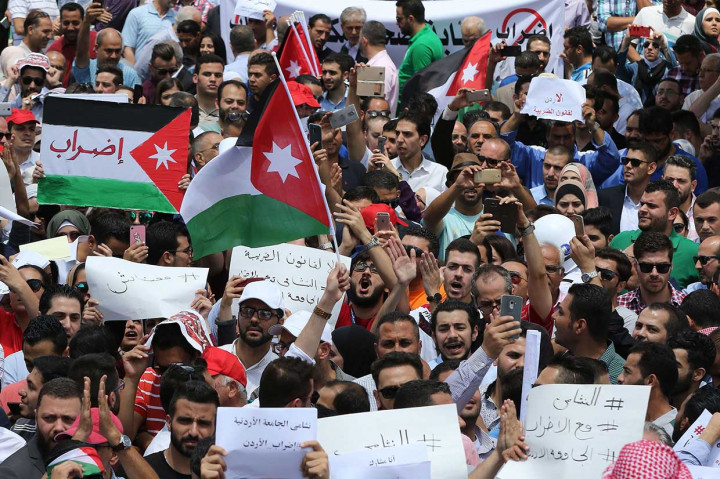 Ribuan warga Yordania turun ke jalan-jalan di Amman, memprotes rancangan undang-undang pajak penghasilan baru yang disetujui oleh pemerintah dan dikirim ke parlemen untuk pengesahan. 