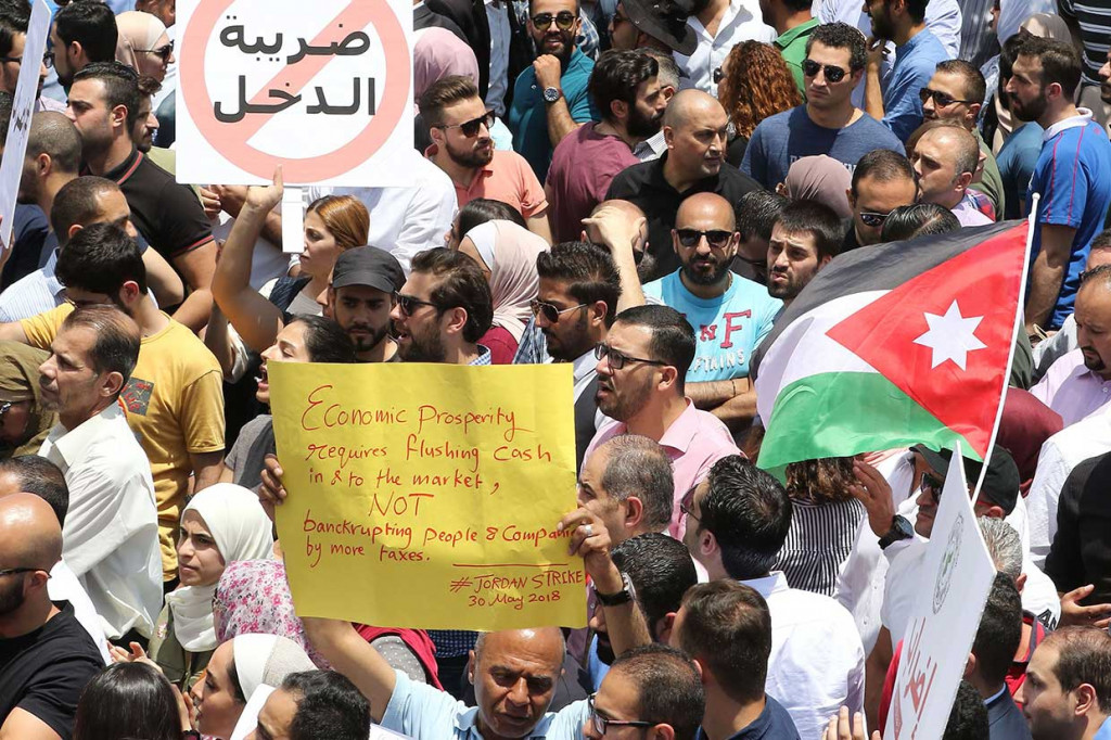 Sambil memegang bendera dan spanduk berisi kecaman peraturan pajak penghasilan itu, peserta mogok menuntut pengunduran diri Perdana Menteri Hani Mulki dan pembubaran Majelis Rendah. Sementara itu, rumah sakit, perusahaan farmasi, toko dan instalasi lain di Amman ditutup sementara sebagai bagian dari protes tersebut.