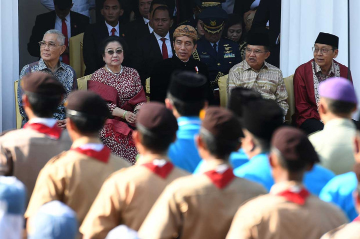 Presiden menegaskan, Pancasila ditetapkan oleh para pendiri bangsa dari berbagai kelompok sebagai pemersatu perbedaan serta menjadi pondasi dibangunnya Indonesia yang bersatu, berdaulat, adil dan makmur.