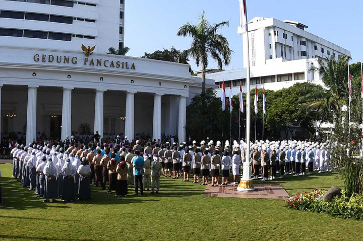 Pancasila, tambah Presiden, terus bertahan ditengah arus ideologi lain yang hendak mengubah dasar negara Indonesia. Presiden meyakini nilai-nilai Pancasila akan terus diimplementasikan oleh seluruh masyarakat Indonesia.