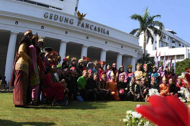Sejumlah mahasiswa berbusana tradisional berfoto bersama seusai mengikuti upacara Hari Lahir Pancasila di depan Gedung Pancasila, Kementerian Luar Negeri, Jakarta.