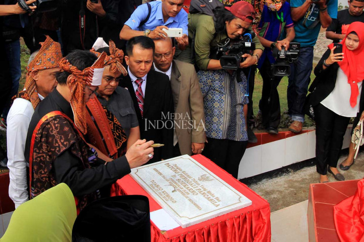 Mendagri Tjahjo Kumolo menandatangani prasasti patung Soekarno di rumah pengasingan Bapak Proklamator tersebut di Kelurahan Kota Raja, Ende, Nusa Tenggara Timur, Jumat, 1 Mei 2018. Mendagri mengatakan pemerintah aakn membangun patung Bung Karno di sejumlah tempat yang dikunjungi Presiden Pertama RI tersebut.
