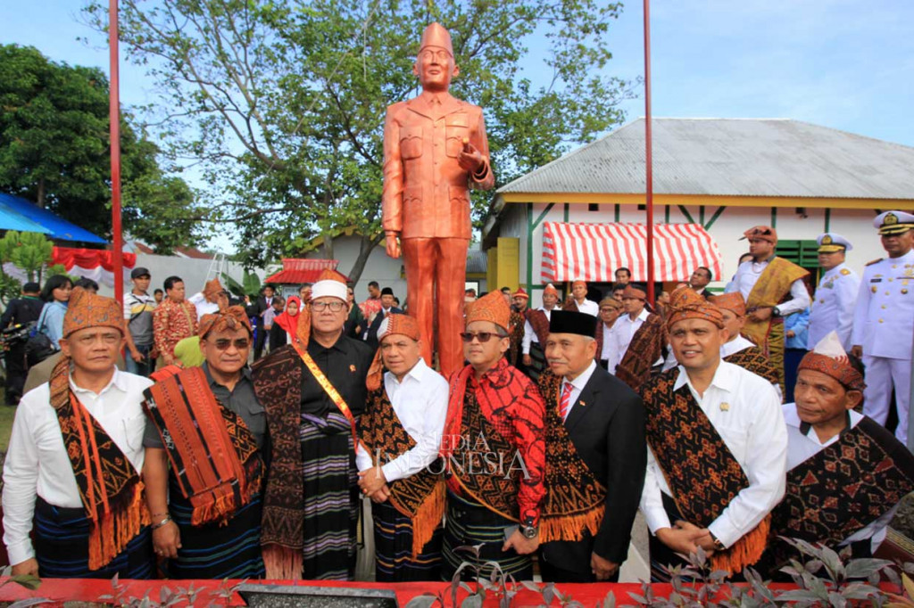 Mendagri Tjahjo Kumolo (ketiga dari kiri), Gubernur NTT Frans Lebu Raya (keempat dari kiri), Sekjen DPP PDI Perjuangan Hasto Kristiyanto, Gubernur IPDN Jatinangor Ermaya Suradinata, Ketua DPRD NTT Anwar Pua Geno, Penjabat Bupati Ende Ubaldus Toda, serta anggota DPR asal PDIP Andre Hugo Perreira (kedua dari kiri) berfoto bersama di depan patung Bung Karno di rumah pengasingan Bung Karno di Kelurahan Kota Raja Ende, Flores.