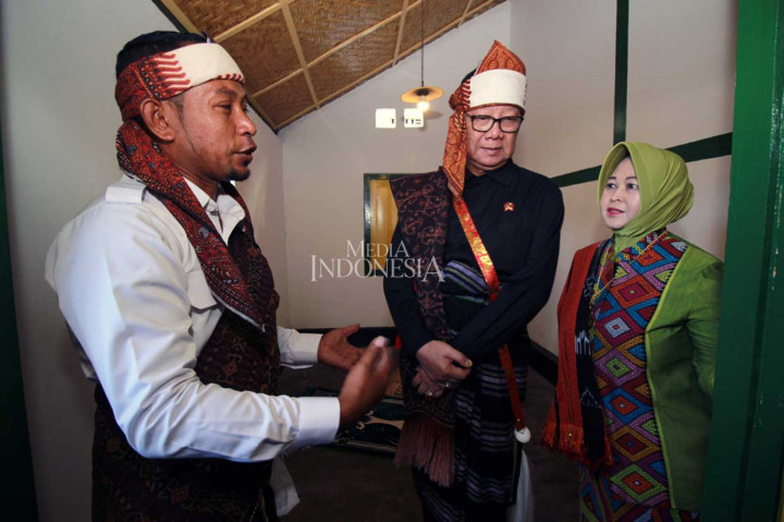 Setelah melakukan peresmian patung, Mendagri bersama rombongan meninjau rumah pengasingan Bung Karno. Rumah tersebut dipenuhi sejumlah barang peninggalan milik bapak Pancasila tersebut selama masa pengasingan oleh Belanda.