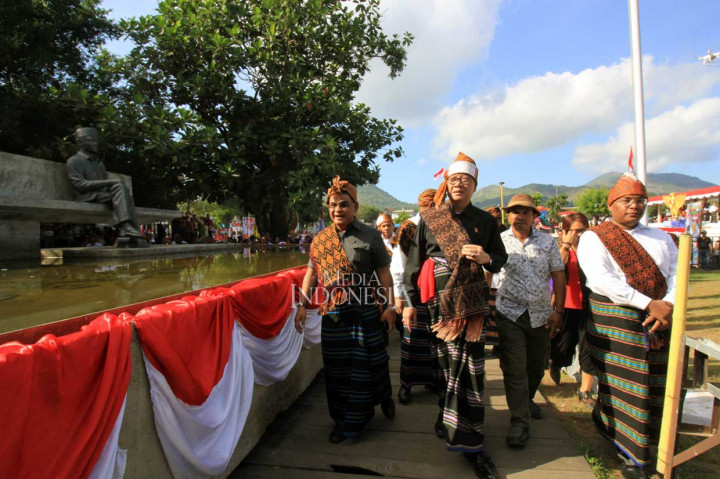 Mendagri Tjahjo Kumolo bersama anggota DPR asal NTT Andre Hugo Perreira (kiri) dan warga melintas di dekat Patung Bung Karno di Taman Renungan Bung Karno di Ende.