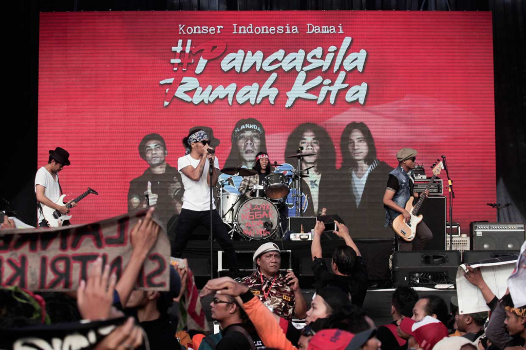 Group band Slank beraksi saat Peringatan Hari Lahir Pancasila bertajuk 'Konser Indonesia Damai #PancasilaRumahKita' di Lapangan Pancasila Graha Saba Pramana, Universitas Gadjah Mada (UGM), Yogyakarta, Jumat, 1 Juni 2018.