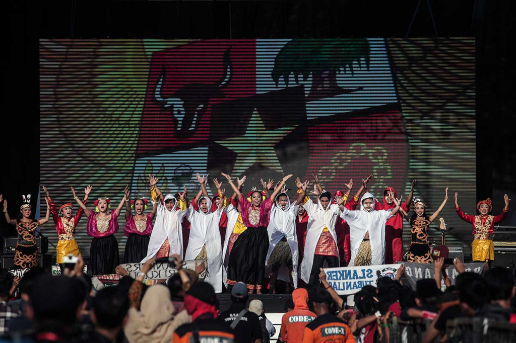 Sejumlah penari tampil di atas panggung  memeriahkan Peringatan Hari Lahir Pancasila bertajuk 'Konser Indonesia Damai #PancasilaRumahKita' di Lapangan Pancasila Graha Saba Pramana, Universitas Gadjah Mada (UGM), Yogyakarta.