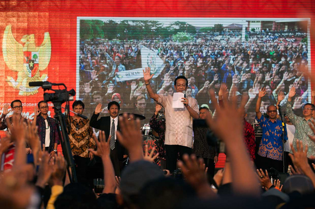 Gubernur DIY Sri Sultan HB X memberikan orasi kebangsaan saat Peringatan Hari Lahir Pancasila bertajuk 'Konser Indonesia Damai #PancasilaRumahKita' di UGM, Yogyakarta. Tokoh lain yang memberikan orasi di antaranya Buya Syafii Maarif, rektor UGM, rektor UIN Sunan Kalijaga, dan perwakilan dari mahasiswa UGM.
