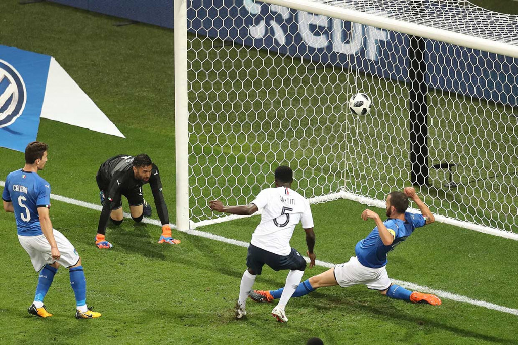 Laga persabatan antara Prancis melawan Italia berlangsung seru. Tuan rumah membuka keunggulan saat laga baru berjalan delapan menit lewat Samuel Umtiti. Bola muntah tendangan Kylian Mbappe disambar Umtiti untuk menjebol gawang Italia.