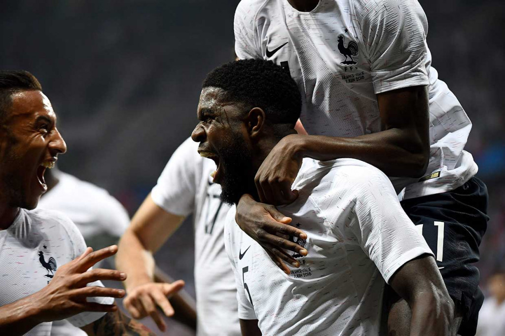 Umtiti (kanan) melakukan selebrasi bersama rekan-rekan setimnya.