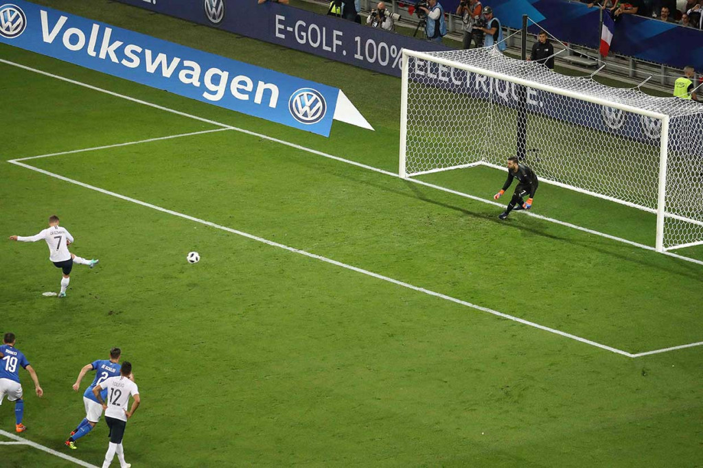 Les Bleus mendapatkan penalti karena pelanggaran Rolando Mandragora terhadap Lucas Hernandez. Antoine Griezmann sukses menjalankan tugasnya sebagai algojo pada menit ke-29.