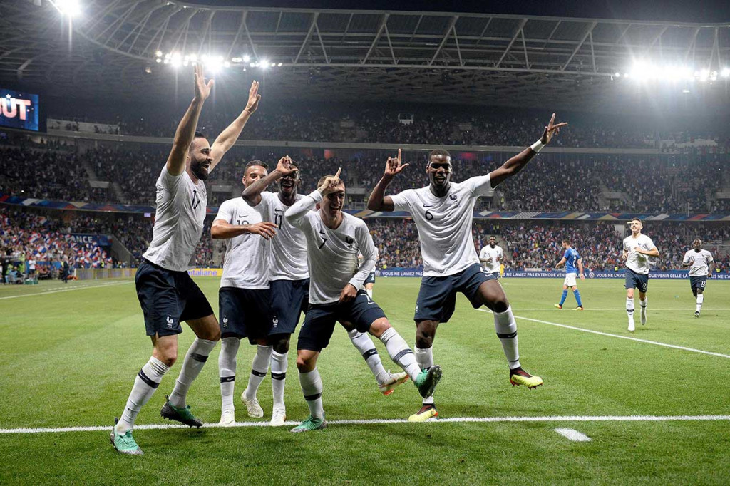 Griezmann (7) melakukan selebrasi bersama rekan-rekan setimnya usai membawa tuan rumah unggul 2-0.