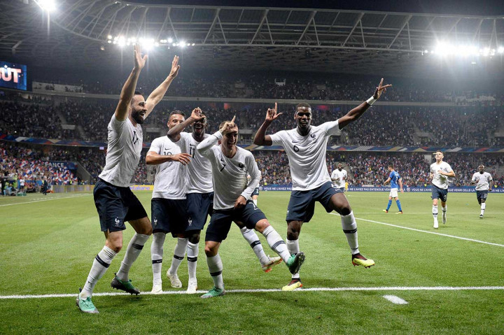 Griezmann (7) melakukan selebrasi bersama rekan-rekan setimnya usai membawa tuan rumah unggul 2-0.