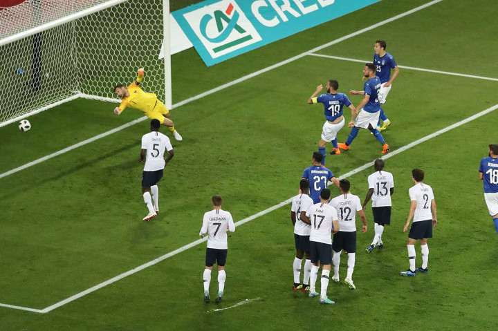 Italia memperkecil ketertinggalan pada menit ke-36. Tendangan bebas Mario Balotelli berhasil ditepis kiper Hugo Lloris, namun bola muntah langsung disambar Leonardo Bonucci. Kedudukan menjadi 1-2.