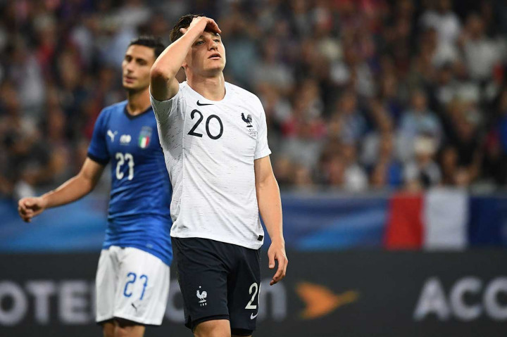 Salvatore Sirigu mencegah Italia menelan hasil yang lebih pahit ketika ia menepis sepakan voli pemain pengganti Florian Thauvin lima menit sebelum pertandingan usai.