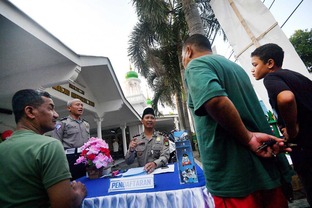 Ditlantas Polda Metro Jaya menggelar program SIM Keliling Masjid di sejumlah Masjid di Jakarta secara bergantian dari pukul 16.00 sore hingga pukul 05.00 WIB.