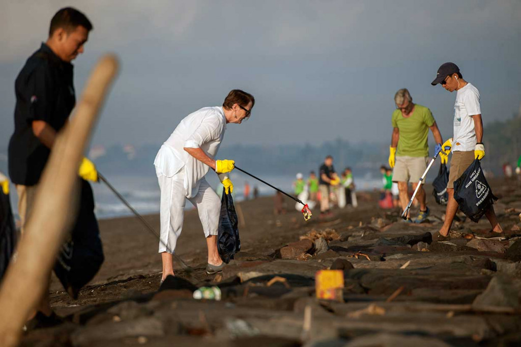 Konsul Jenderal Australia Helena Studdert (kedua kiri) bersama warga memungut sampah plastik yang berserakan di Pantai Biaung, Denpasar, Bali, Sabtu, 2 Juni 2018.