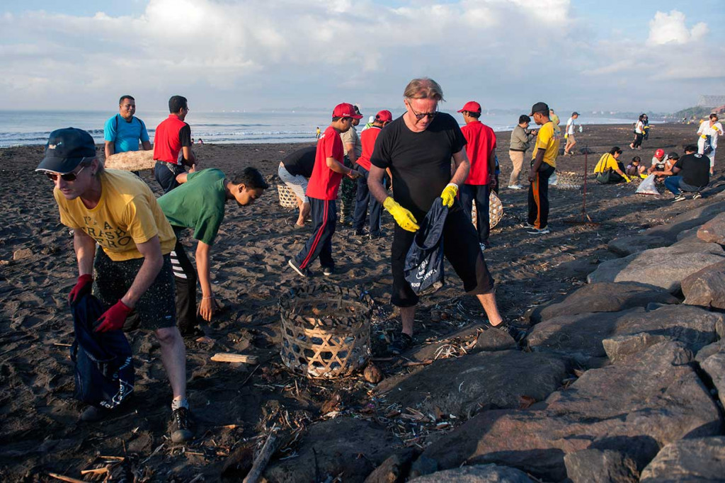 Aksi bersih-bersih sampah pantai yang diprakarsai Konsulat Jenderal Australia dan melibatkan warga, anak sekolah, warga negara Australia, serta komunitas peduli lingkungan tersebut untuk mempromosikan penerapan pariwisata ramah lingkungan di Bali dan Nusa Tenggara Barat (NTB). 
