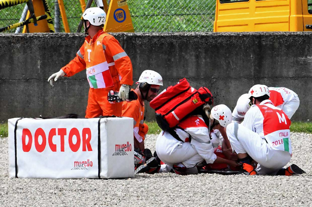 Pembalap berusia 31 tahun tersebut tidak mampu mengendalikan motornya saat menuju Tikungan 1, kemudian terpelanting ke udara sebelum menghantam tanah dengan keras dan sempat kehilangan kesadaran.