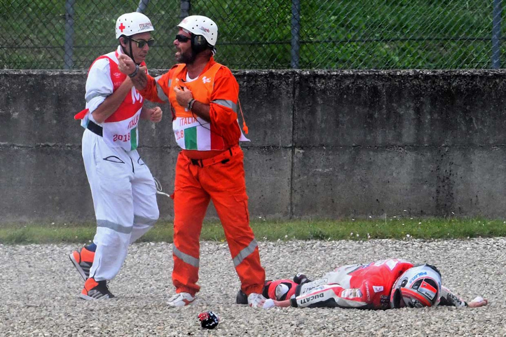 Petugas medis bergegas menghampiri pembalap Ducati, Michele Pirro, yang mengalami kecelakaan parah selama sesi latihan bebas kedua MotoGP di Mugello, Italia, Jumat, 1 Juni 2018 waktu setempat.